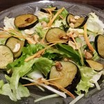 イーマサラ - 揚げナスとナッツのサラダ。