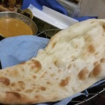 イーマサラ - プレーンナンとバターチキンカレー（小）。