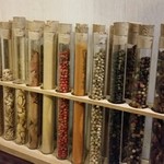 イーマサラ - カウンターに並ぶカラフルなスパイス。