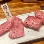 ヤキニクバル 韓の台所 カドチカ店 - 分厚いタンとやや分厚いタン。どちらもサクッと噛み切れて柔らかいです。
