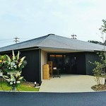 Azuma Ya Ko Hi - 屋根が大きな宝形造の建物です