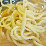 巓 - 酒井製麺の中太麺。コシもモッチリ感もあります。