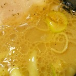 横浜ラーメン てっぺん家 - 甘みがありマイルドなスープ。