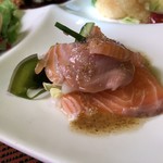 Kami Sobue Torirei - サーモンのゴマサラダ