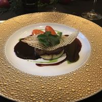 ガストロノミー ジョエル・ロブション - 牛フィレ肉 ポワレにし、ロブション風ポテトのピュレ ニンジン、季節の茸、こくがある赤ワインソースと共に。
