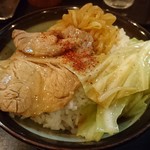 煮干しらーめん青樹 - スープを纏ったチャーシューとキャベツ+辛モヤシをライスにDON、からの一味をPARARI