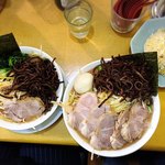 うまいヨゆうちゃんラーメン - 左が嫁さんのネギチャーシューメン(+キクラゲ)、右が私の大盛り