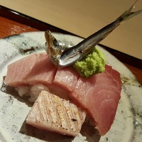 富小路 やま岸 - 鰤(石川県氷見)の刺身、小鰯(山口県)を乗せて
                鰤が鰯を追いかけてるイメージで