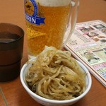 ホワイト餃子 - 生セット765円：生ビールの泡が指に取っても残る。この気泡は明らかにおかしい。サーバーの手入れのせいか、グラスに油汚れがあるのか