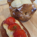 ブーランジェリークルミ - タルト・フレーズ１６０円と　パイシュー２００円