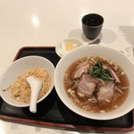 元宝楼 - ランチのAセット。
            税込700円。
            美味し。