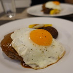 黒毛和牛100%ハンバーグ目玉焼きのせ
