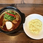 天竺 - チキンスープカレー980円、辛さV5プラス150円、ライス少なめ。