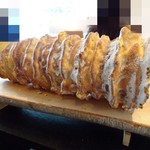 レストラン・モリエール - ◆大きなデザートが登場。 東京・世田谷のケーキ店に特注されている「ガトーピレネー」だそう。