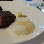 レストラン・モリエール - ＊テーブルでスペシャリテの「ポテトグラタン」が添えられるのですけれど、とてもいい味わい。