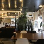 Cafe Contigo - アメリカンな感じの店内♪