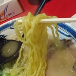 北海道らーめん奥原流 久楽 - 中太縮れ麺