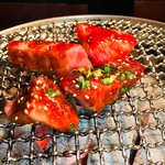 炭火焼肉　ひよりや - 炭火で焼く厚切りのお肉タレ  辛口