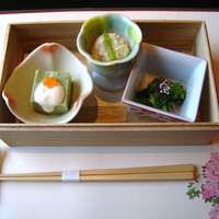 梅の花 横浜スカイビル店 - 小鉢三種　すぎな豆腐ほか
