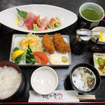 遊々亭 - 刺身とカキフライ定食￥1,080