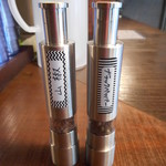 パイタンラーメン キャトル 鷹匠 - 左：山椒・右ブラックペッパー