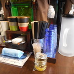 パイタンラーメン キャトル 鷹匠 - カウンター調味料等