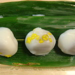 ロッジまつぽっくり - 「稲花餅」…上の黄色の米粒の個数はかなり個体差があります(⌒⌒;)