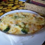 ペコリーノ - ランチメニューのグラタン　とにかく大家族の家庭料理のよう。これでもかとチーズたっぷりです。女性二人で一つをシェアするんでちょうどいいです