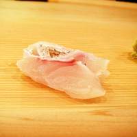 きよ田 - 最初はつまみで、白身。こりっとした食感。