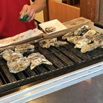 沖野水産 - こんな風に店先で焼いてくれます