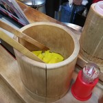 かにや - 大きな器に入ったタクアン
