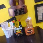 Broke da mouth grindz - 店内テーブル