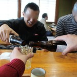 Oshokujidokoro Kanemitsu Suisan - 男性2人に親分Medyのノンアルビールを注がせます：笑