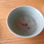 ダイナミックキッチン＆バー 響 カレッタ汐留店  - 桜茶を出してくれました