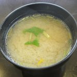 とんかつ ひろ喜 - 少し遅れて、味噌汁到着　※驚くことに、柚子が入っています