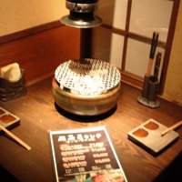 但馬屋イーマ - 部屋のコーナーに机があり、L型に座る２人席になっています。