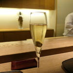 虎白 - シャンパーニュでスタート