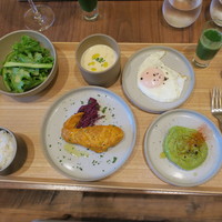 TRUNK(KITCHEN) - ブランチ：目玉焼き アボカドフムス スパイスチキングリル クラムチャウダー ご飯 グリーンサラダ グリーンジュース（ケールとほうれん草、グレープフルーツ）1
