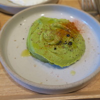 TRUNK(KITCHEN) - ブランチ：目玉焼き アボカドフムス スパイスチキングリル クラムチャウダー ご飯 グリーンサラダ グリーンジュース（ケールとほうれん草、グレープフルーツ）2