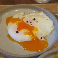 TRUNK(KITCHEN) - ブランチ：目玉焼き アボカドフムス スパイスチキングリル クラムチャウダー ご飯 グリーンサラダ グリーンジュース（ケールとほうれん草、グレープフルーツ）4