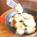 たつみキッチン - ラクレットチーズの熱々グリルパン