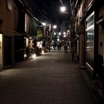 ミクニ - 店舗前の新橋通