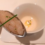 新タマネギのスープに、帆立のスプーン