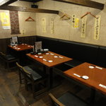 Nabe Chan Zu - お店奥のテーブル席、右側には４人×３