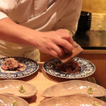 にくの匠 三芳 - 神戸牛イチボ、白トリュフ食べ比べ(110万円/kg)黄身の醤油漬け