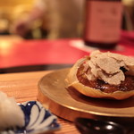 にくの匠 三芳 - 蒸しあげた上海蟹雄、ベルーガキャビア、神戸牛コンソメ出汁ジュレ、白トリュフかけと千枚漬け