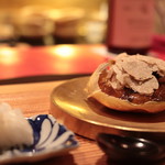 にくの匠 三芳 - 蒸しあげた上海蟹雄、ベルーガキャビア、神戸牛コンソメ出汁ジュレ、白トリュフかけと千枚漬け