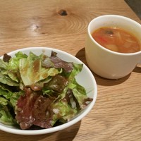 リザラン 新橋店 - ランチサラダとスープ。