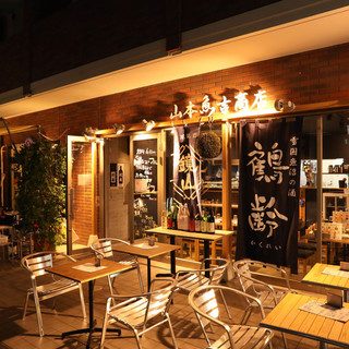 海鲜酒吧的啤酒露台座位，提供美味的魚和啤酒花園感覺