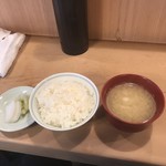 登良屋 - ご飯と味噌汁、香の物。
      美味し。